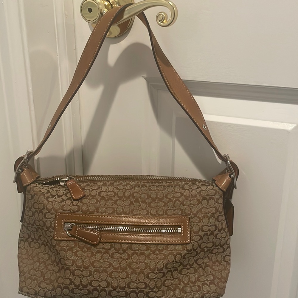 Coach pocketbook. Signature canvas design. inside pocket and outside zip pocket.